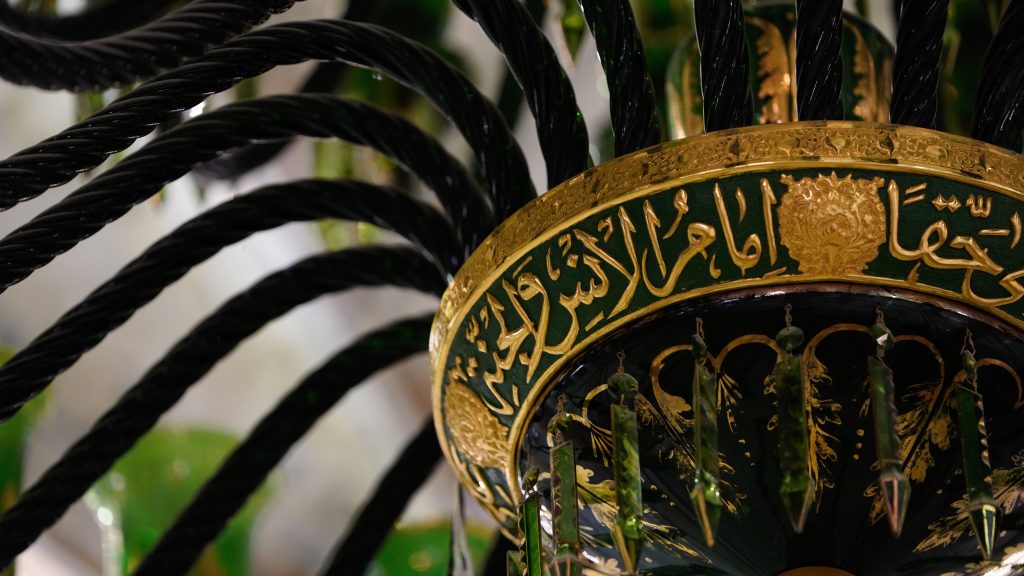 نقش روی لوستر حرم امیرالمؤمنین علی