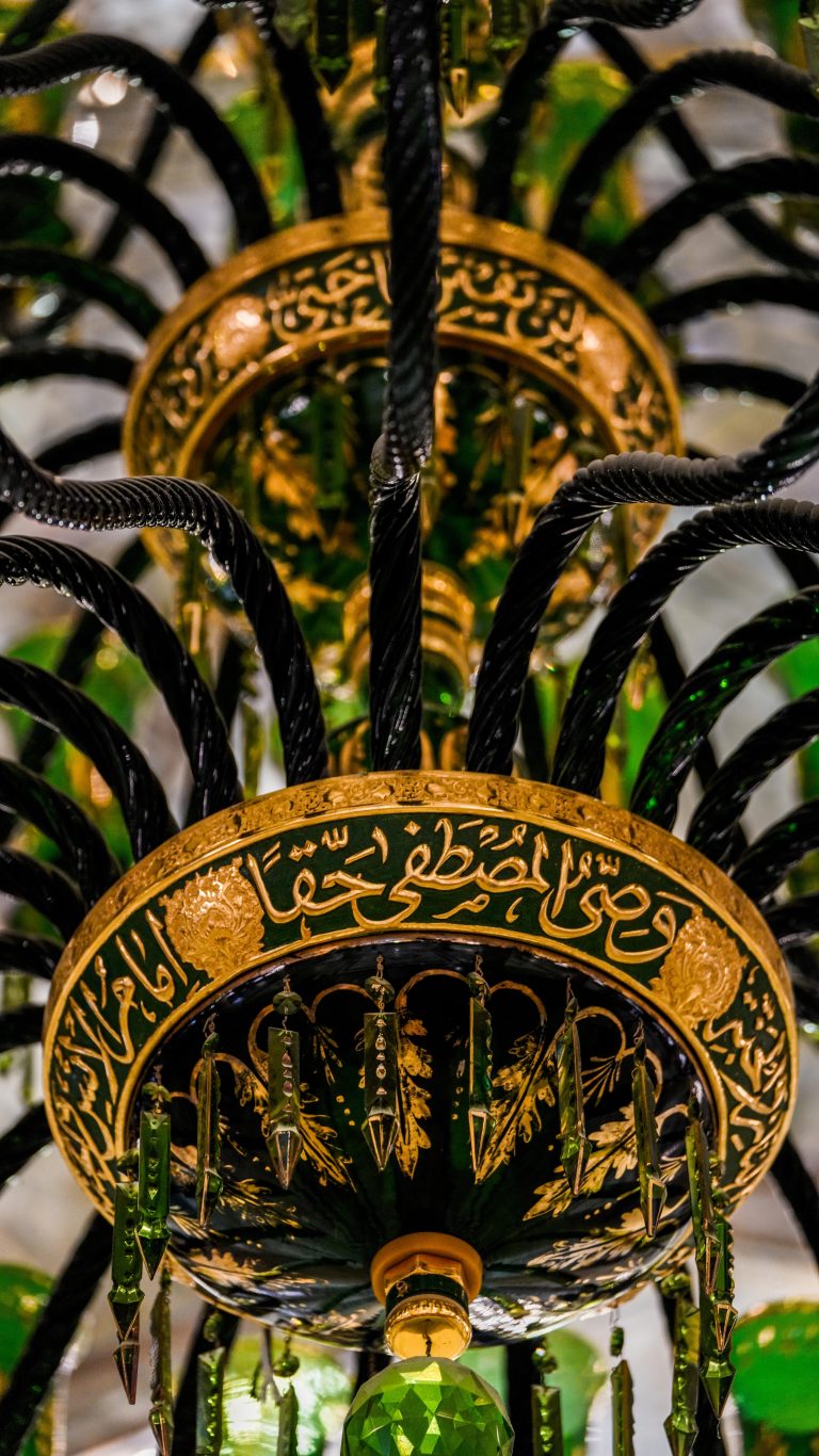 «وصی المصطفی حقا» روی چلچراغ حرم