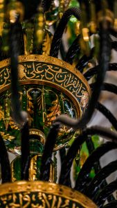 نقش «و القرآن مع علی»