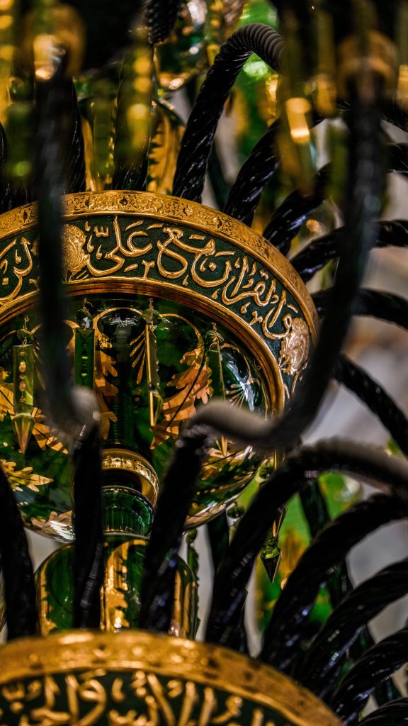 نقش «و القرآن مع علی»