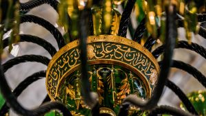 نقش «و القرآن مع علی» بر روی لوستر حرم