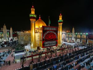 تصویر مراسم برافراشتن پرچم عزای شهادت امیرالمؤمنین در شب ضربت