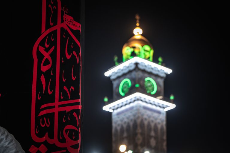 بنر شهادت امیرالمؤمنین علی علیه السلام در کنار مناره ساعت
