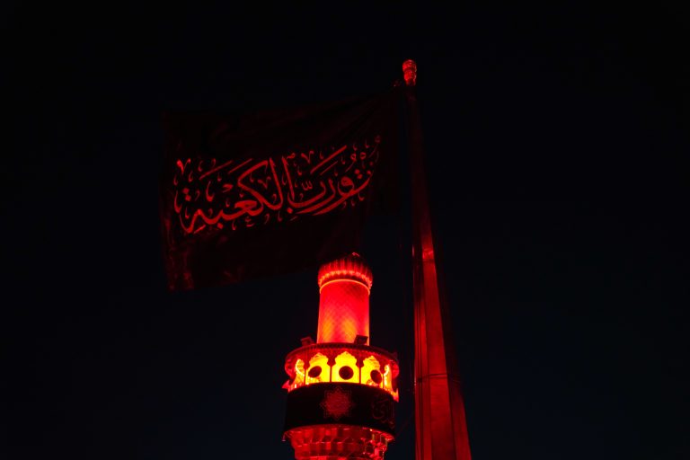پرچم فزت ورب الکعبه بر فراز حرم امیرالمؤمنین علی علیه السلام