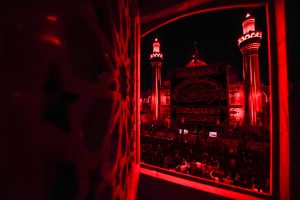 تصویر نورپردازی قرمز حرم در شب ضربت خوردن امیرالمؤمنین