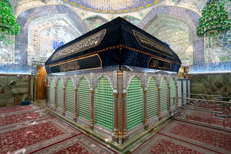 سیاه پوش کردن ضریح امام علی علیه السلام در ایام شهادت