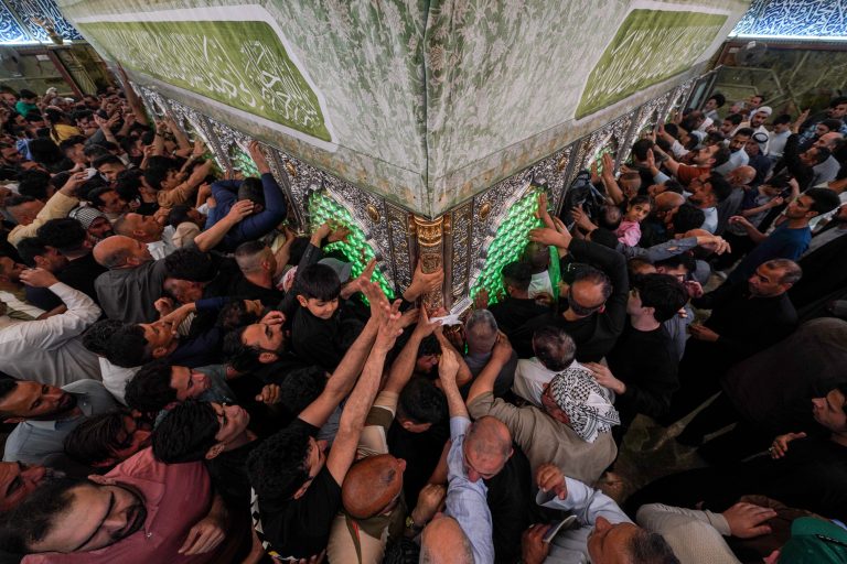 زائران ضریح منور امیرالمؤمنین علی علیه السلام