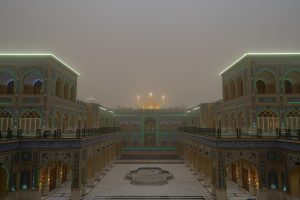 تصویری از صحن حضرت زهرا در مه و باران