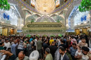 تصویر زائران بر گرد ضریح امیرالمؤمنین علی علیه السلام
