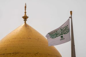 تصویر پرچم من کنت مولاه در کنار گنبد حرم امیرالمؤمنین علی علیه‌السلام