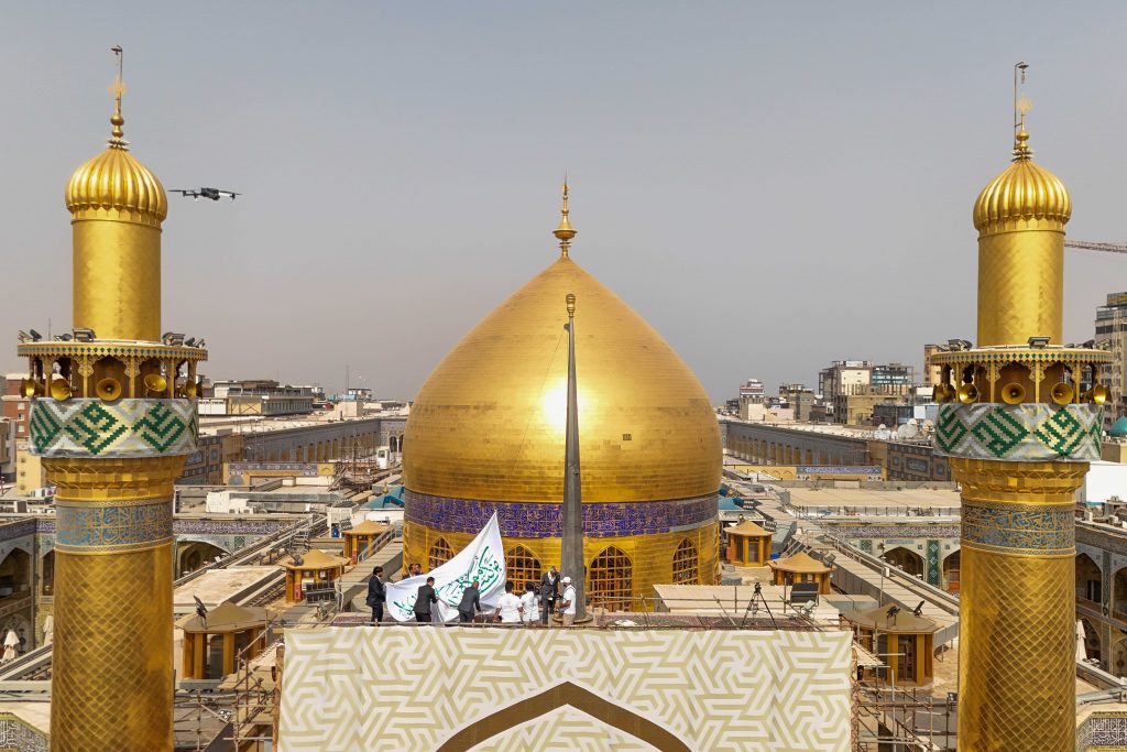 برافراشتن پرچم غدیر در صحن مطهر علوی