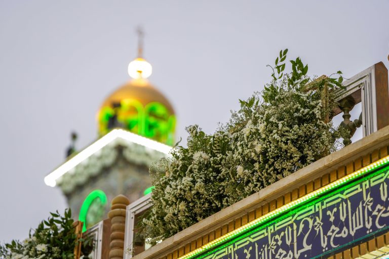 گل‌آرایی صحن حرم امام علی علیه‌السلام
