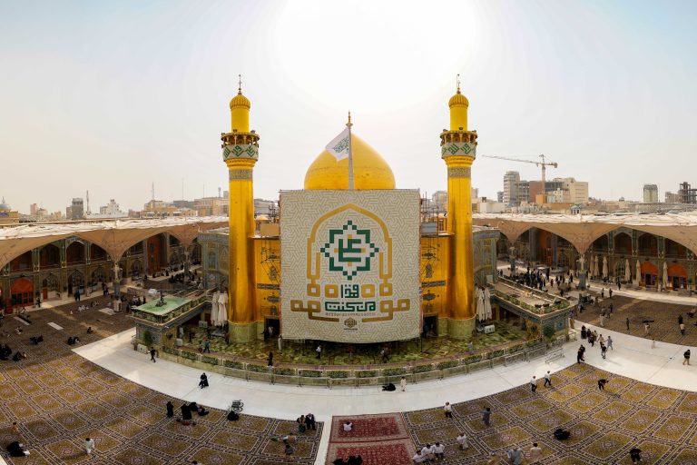 بنر بزرگ من کنت مولاه فهذا علی مولاه ایوان طلا حرم امام علی علیه‌السلام