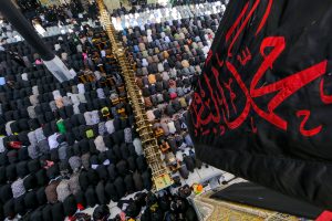 نماز در صحن مطهر امیرالمؤمنین علی علیه‌السلام
