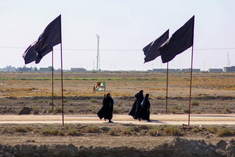سه خانم زائر در پیاده روی اربعین