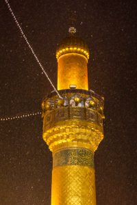 درخشش گلدسته حرم امام علی علیه‌السلام در شب