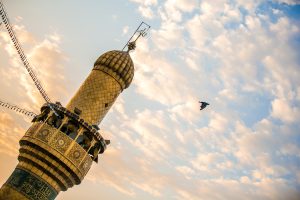 گلدسته حرم امام علی و آسمان ابری