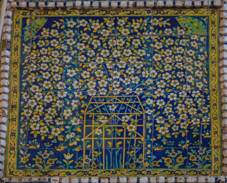 کاشی کاری با طرح گل