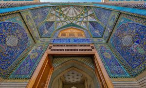کاشی کاری دیوار و سقف ورودی