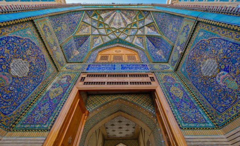 کاشی کاری دیوار و سقف ورودی