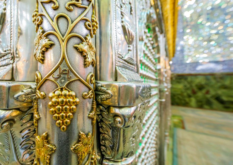 نقش انگور بر ستون ضریح حضرت علی علیه‌السلام