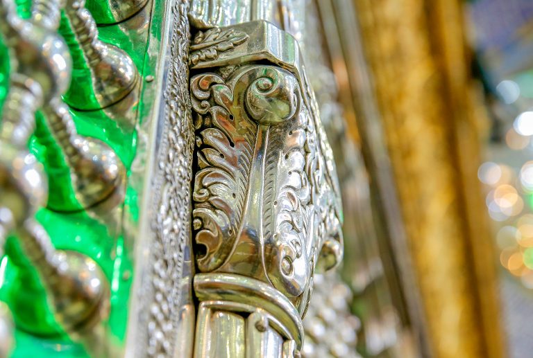 تزئینات روی ستون میان پنجره‌های ضریح امام علی علیه‌السلام