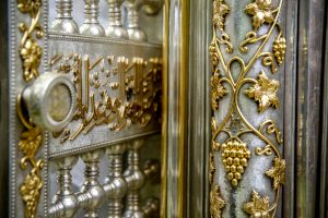 انگورهای روی ستون ضریح امیرالمؤمنین علی علیه‌السلام