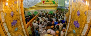 تراکم زوار امام علی در کنار ضریح