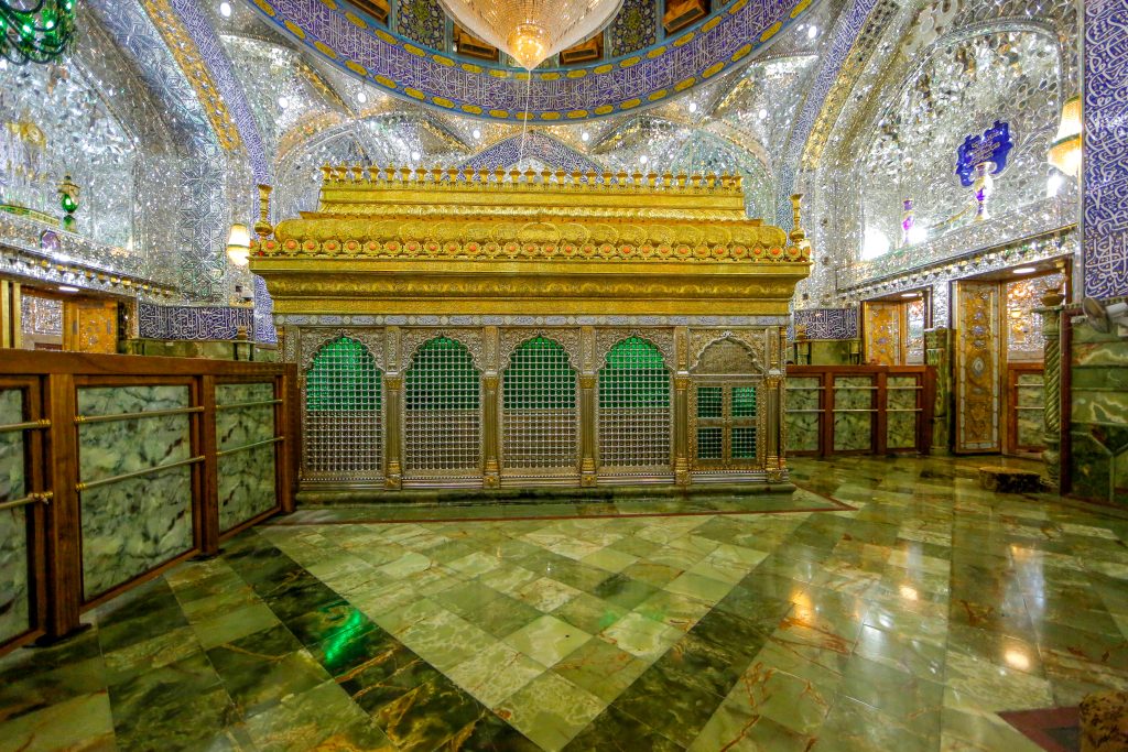نمای کامل ضریح طلایی و نقره‌ای حرم امام علی عیله‌السلام