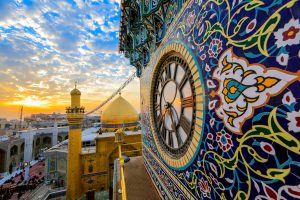 ساعت بزرگ روی مناره روبری گنبد امیرالمؤمنین