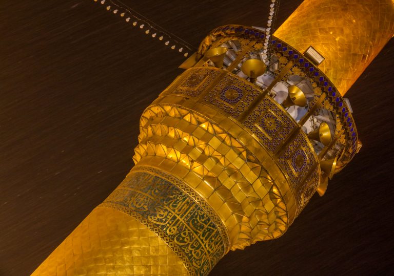 گلدسته حرم امیرالمؤمنین در باران