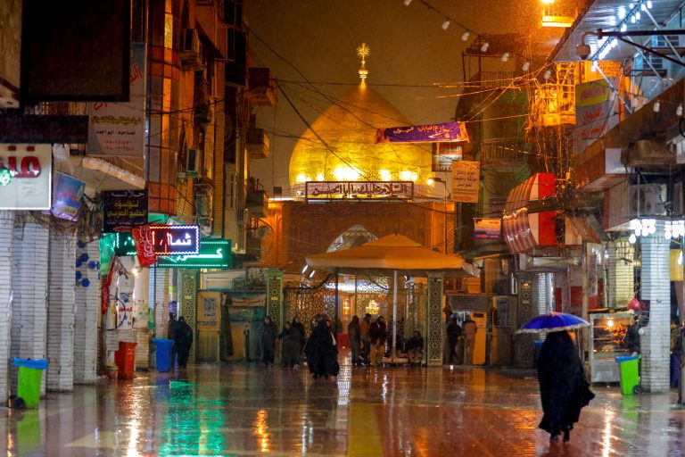 باران در خیابان منتهی به حرم و گنبد حرم امیرالمؤمنین