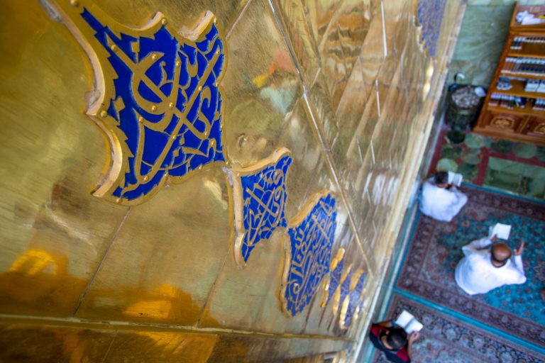 نقش یا علی در طلاکاری ایوان طلا