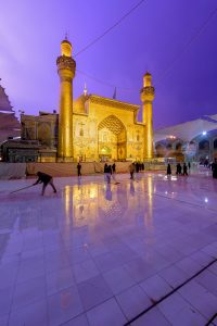 خادمان مشغول تمیز کردن صحن بعد از بارش باران