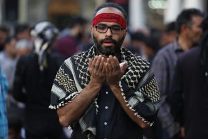 پرتره یک زائر با سربند یا حسین