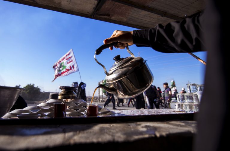 نمایی از داخل یک موکب که چایی می‌ریزد