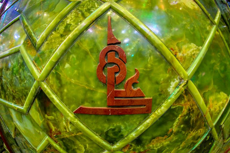 نقش «علی» روی سنگ‌های مرمر دیوارهای روضه منوره