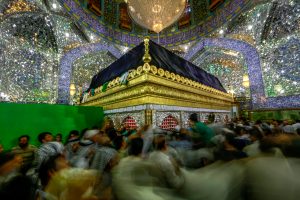 زائران بر گرد ضریح مطهر امیرالمؤمنین