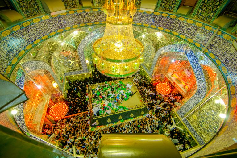 زائران بر گرد ضریح مطهر علوی