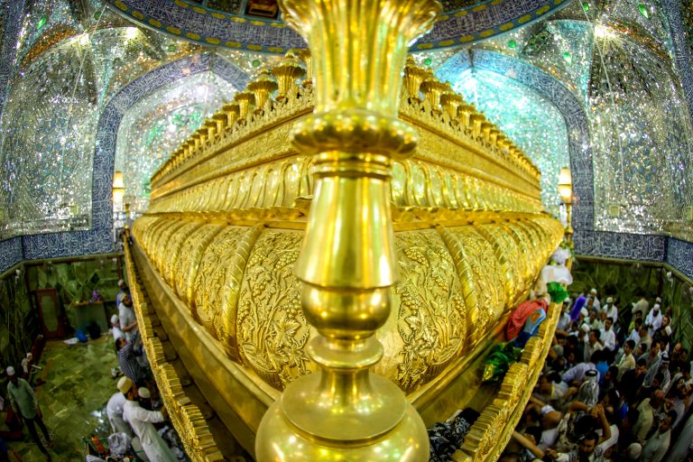 نوار طلایی بالای ضریح امیرالمؤمنین