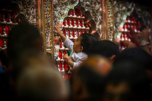 زائر کودک و ضریح امام علی علیه‌السلام