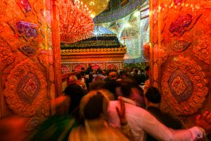 حضور زائران بر گرد ضریح امام علی علیه‌السلام در سالروز شهادت