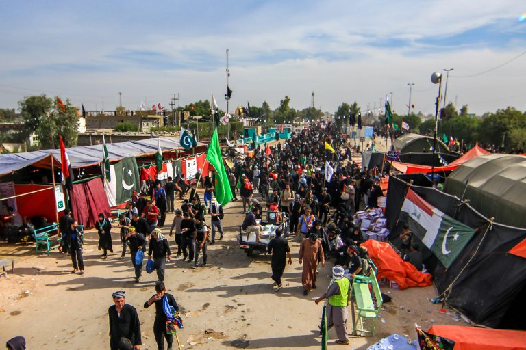 ازدحام جمعیت در قسمتی از مسیر پیاده روی اربعین