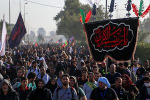 نمایی از مردمی که به سمت کربلا پیاده‌روی می‌کنند