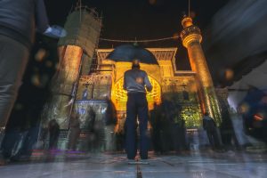 زائران امیرالمؤمنین در باران در صحن