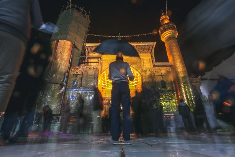 زائران امیرالمؤمنین در باران در صحن