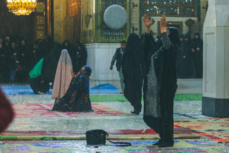زائران در زیر باران در صحن مطهر علوی