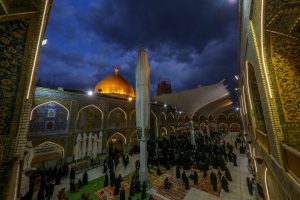 بارش باران و آسمان ابری در صحن مطهر علوی