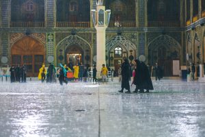 حضور زائران و بارش باران در صحن