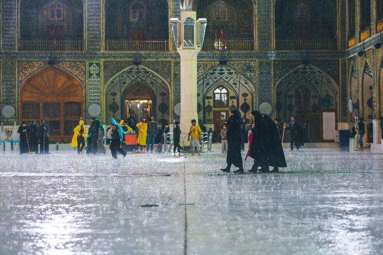 حضور زائران و بارش باران در صحن